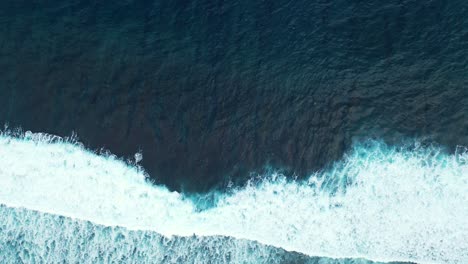 Luftaufnahme-Der-Tiefen-Tiefen-Und-Kontrastierenden-Farben-Des-Ozeans-Vor-Der-Küste-Australiens