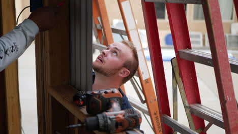 Un-Equipo-De-Hombres-Trabajadores-De-La-Construcción-Enmarcando-Y-Construyendo-Una-Pequeña-Casa