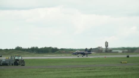 Das-Flugvorführungsgeschwader-Der-Blue-Angels-Tritt-Bei-Einer-Flugshow-Auf