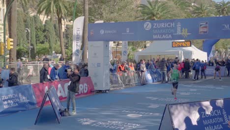 Männlicher-Teilnehmer-Läuft-Durch-Die-Ziellinie-Des-Zürich-Malaga-Marathons