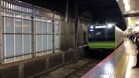 Wide-Angle-view-of-yamanote-train-line-arriving-at-platform-at-Shibuya-Station-in-Tokyo,-Japan