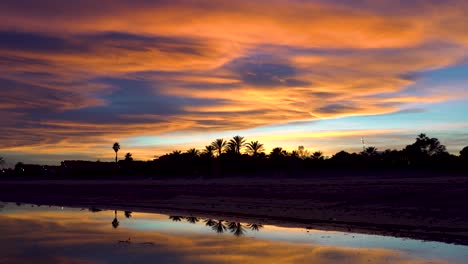 Wunderschöner-Sonnenuntergangshimmel-Am-Tropischen-Strand,-Gelb-blaue-Und-Rot-orange-Farben-über-Einem-Bewölkten-Himmel-Am-Paradiesischen-Strand