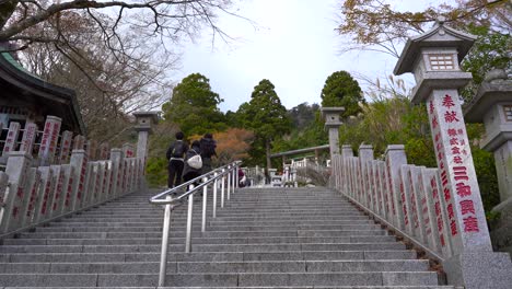 Menschen,-Die-Die-Treppe-Zum-Japanischen-Schrein-Hinaufgehen