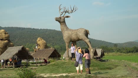 Escultura-De-Paja-De-Alce-En-El-Parque-De-Esculturas-En-Chiang-Mai,-Tailandia