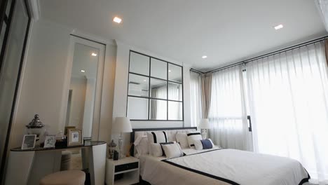 Schwarz-weiße,-Elegante-Schlafzimmerdekoration