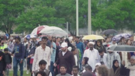 Herds-of-people-in-Qatar-crossing-the-street