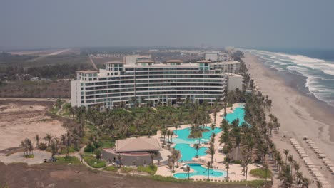 Luftaufnahme-Des-La-Isla-Residences-Beach-Club,-Der-Pools-Und-Der-Apartmentgebäude,-Acapulco,-Mexiko