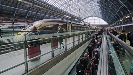 Passengers-arrive-at-St-Pancras-International-Station-from-the-Eurostar-high-speed-train-from-Europe