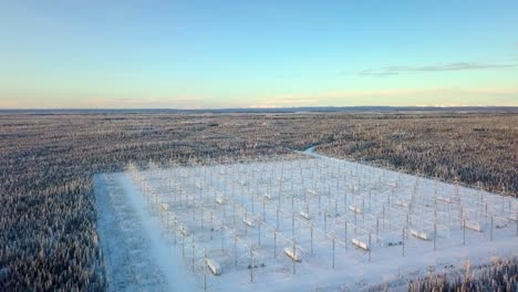 Aéreo,-Tiro-De-Drone,-Sobre-El-Conjunto-De-Antenas-Haarp,-En-Un-Frío-Y-Soleado,-Día-De-Invierno,-En-Gakona,-Alaska,-Estados-Unidos