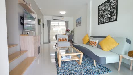 Stilvolle-Und-Farbenfrohe-Wohnzimmerdekoration-Komplettlösung