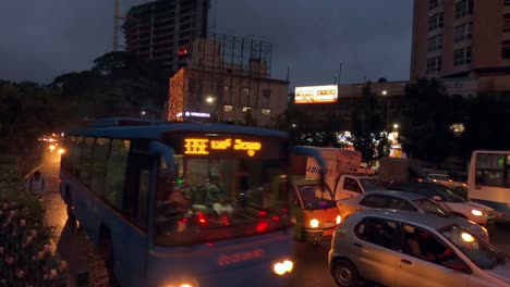 Tráfico-Nocturno-En-La-Ciudad-De-Bangalore,-India,-Con-Carreteras-Cargadas-De-Vehículos-En-Marcha---Plano-Medio