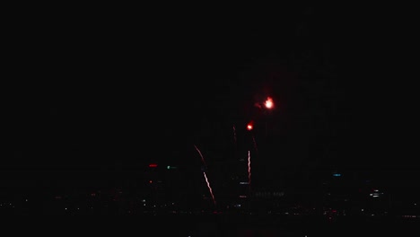 Echtes-Feuerwerk-Explodierender-Feierrahmen-Füllen-Und-Schleifen-Nahtlos-Abstrakte-Unscharfe-Bokeh-lichter-Am-Nachthimmel-Mit-Dem-Leuchtenden-Feuerwerksfest