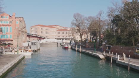 Weibliche-Touristin,-Die-Die-Schönheit-Des-Rio-Novo-Kanals-Von-Der-Brücke-Ponte-Papadopoli-Aus-Bewundert