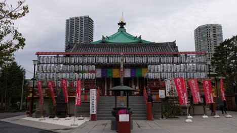 Tilt-reveal-of-Shinobazunoike-Bentendo-Temple-in-the-middle-of-Ueno-Park,-Tokyo