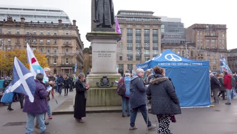 Menschen,-Die-Zu-Einer-Schottischen-Unabhängigkeitskundgebung-Am-George-Square-Ankommen