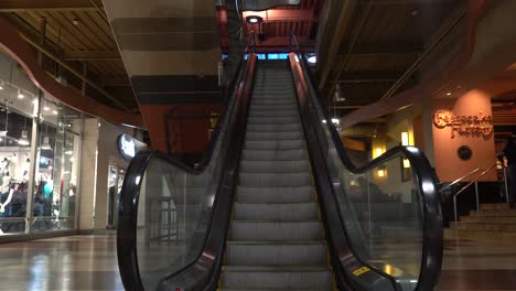 Eine-Coole-Perspektive-Einer-Rolltreppe-In-Einem-Einkaufszentrum-Aus-Einer-Tollen-Perspektive
