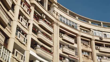 Bukarest,-Rumänien---November:-Erstaunliches-Design-Eines-Blocks-Mit-Riesigen-Balkonen,-Fenstern-Und-Patchwork-Mit-Blumen