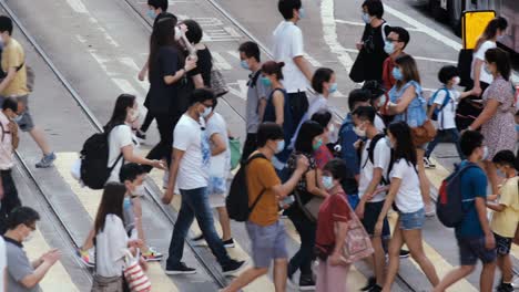 Hongkong---22.-Juni-2020:-Zeitlupe-Einer-Menschenmenge,-Die-In-Hongkong-Medizinische-Gesichtsmasken-Trägt