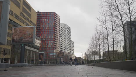 Mirando-Hacia-Un-Camino-Hacia-Los-Edificios-En-El-Centro-De-Rotterdam