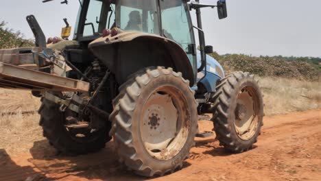Tractor,-Máquina-Agrícola-En-Acción,-Conduciendo-Por-Caminos-Rurales-De-Tierra