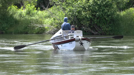 Zwei-Männer-Rudern-Mit-Einem-Kleinen-Boot-über-Den-Schnell-Fließenden-Fluss