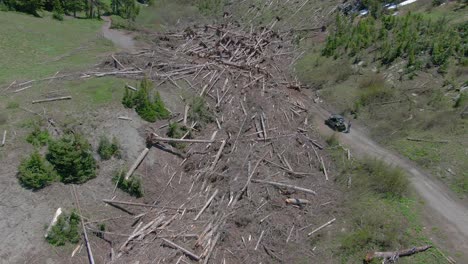 Vista-Aérea-De-Los-Daños-Causados-Por-Avalanchas-En-Verano-En-Un-Sendero-4x4