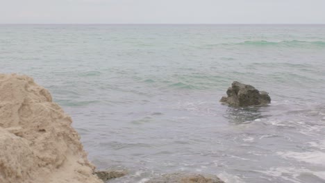 Slowmotion-of-the-adriatic-sea,-waves-crashing-on-rocks,-beautiful-nature-scape-in-Brindisi