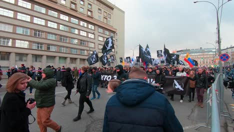 Grupo-Organizado-De-Activistas-Marchan-Por-Las-Calles-De-Moscú-En-Un-Mitin-A-Favor-De-La-Democracia