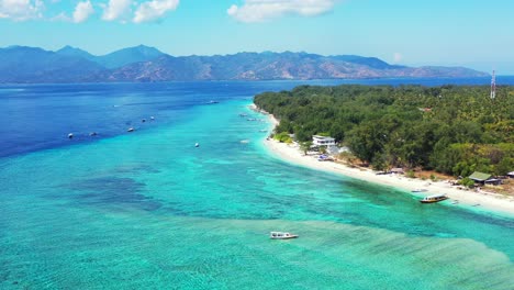 Große-Türkisfarbene-Lagune-Mit-Boot,-Das-Sich-Dem-Ufer-Einer-Tropischen-Insel-Mit-üppiger-Vegetation-Und-Einem-Hotel-Am-Strand-In-Indonesien-Nähert