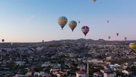 Vuelos-En-Globo-Aerostático-Sobre-La-Ciudad-De-Goreme-Capadocia,-Turquía