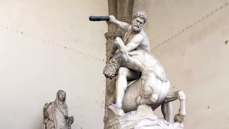 Hércules-Golpeando-La-Estatua-Del-Centauro-Nessus-En-Florencia-Italia