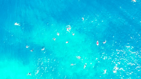 Isla-Samar,-Filipinas---Los-Turistas-Disfrutan-Nadando-En-El-Océano-Azul-Claro-Durante-Las-Vacaciones-De-Verano---Hermoso-Destino-Turístico---Toma-Aérea