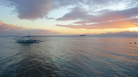 Vista-Aérea-De-Un-Barco-Araña-En-La-Playa-De-Moalboal-Al-Atardecer,-Cebu,-Filipinas
