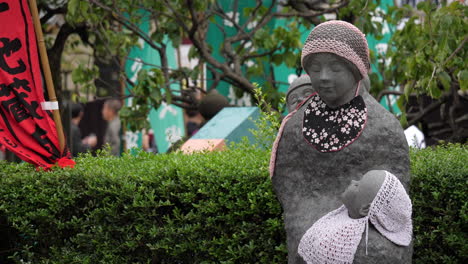 Estatua-Bo-shi-Jizo-De-Una-Madre-Con-Sus-Hijos-En-El-Templo-Senso-ji,-Tokio