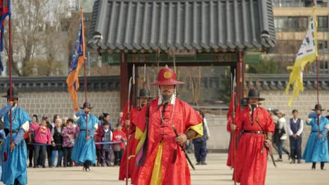 Zeremonie-Des-Torwächterwechsels-Im-Gyeongbokgung-Palast-In-Seoul,-Südkorea