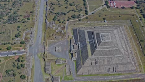 High-aerial-view:-Teotihuacan-Mexican-heritage-site,-Pyramid-of-the-Sun