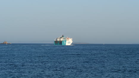 Ferry-Balearia-En-Transporte-Marítimo-Azul-Mediterráneo-Que-Conecta-España-Y-Las-Islas-Baleares-Y-áfrica-Y-Europa,-Tiro-Estático