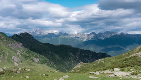 Impresionante-Paisaje-De-Montaña-Verde-Con-Nubes-En-Timelapse,-Trentino,-Italia