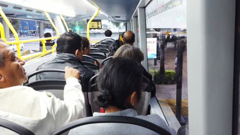 Personen,-Die-Im-Metrobus-Der-Stadt-Mexiko-Umsteigen