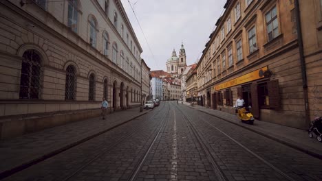 Menschen,-Die-Tagsüber-In-Zeitlupe-Durch-Die-Straßen-Von-Prag-Laufen