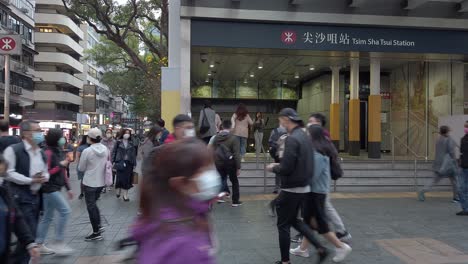 CoronaVirus-Pandemic,-Locals-in-Hong-Kong-downtown-Tsim-Sha-Tsui-area-wearing-protective-face-masks