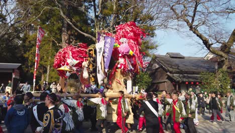 Japanische-Männer-Tragen-Farbenfrohen-Festwagen-Während-Der-Jährlichen-Sagicho-Veranstaltung