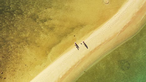 Gelbgrünes-Wasser-Der-Flachen-Lagune-Auf-Beiden-Seiten-Des-Weißen-Sandstrandes-An-Der-Wunderschönen-Küste-Der-Tropischen-Insel-In-Thailand