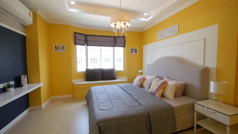 Idea-De-Decoración-De-Dormitorio-Principal-Con-Papel-Tapiz-Amarillo-Y-Azul