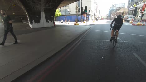 Männlicher-Radfahrer,-Der-Während-Der-Sperrung-In-London-Auf-Die-Edgware-Road-Abbiegt