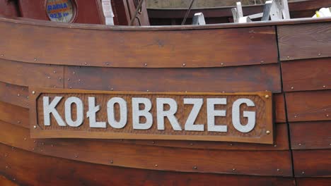 Signo-De-Kolobrzeg-En-El-Costado-De-Un-Barco