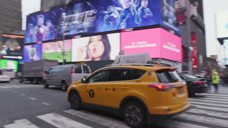 Schwenk,-Der-Einem-New-Yorker-Taxi-Folgt,-Während-Es-Durch-Den-Times-Square-In-Midtown-Manhattan-Fährt