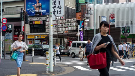 Zeitraffer-Des-Täglichen-Straßenverkehrs-Und-Der-Menschen-Im-Stadtteil-Yoyogi-In-Tokio,-Japan