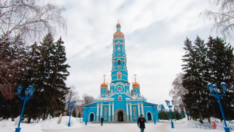 Gläubige-Vor-Der-Geburtskathedrale-Der-Theotokos