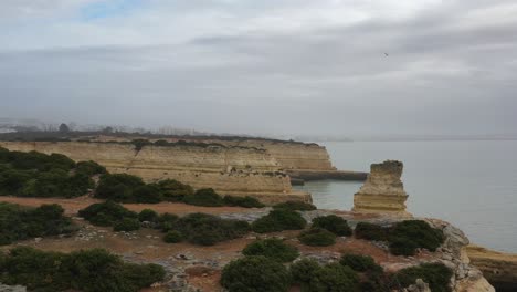 Playa-De-Fontainhas-En-El-Sur-De-Portugal-Con-Formaciones-Rocosas-Erosionadas-Sobre-El-Océano-Atlántico,-Sobrevuelo-Aéreo